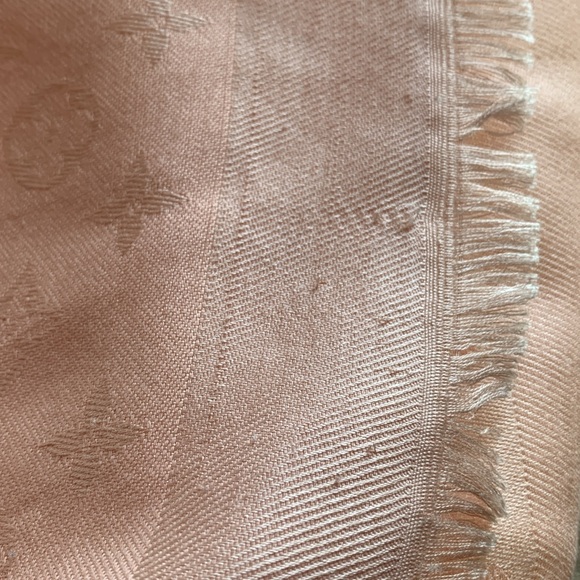 Louis Vuitton Monogram Shine Shawl - Picture 9 of 14